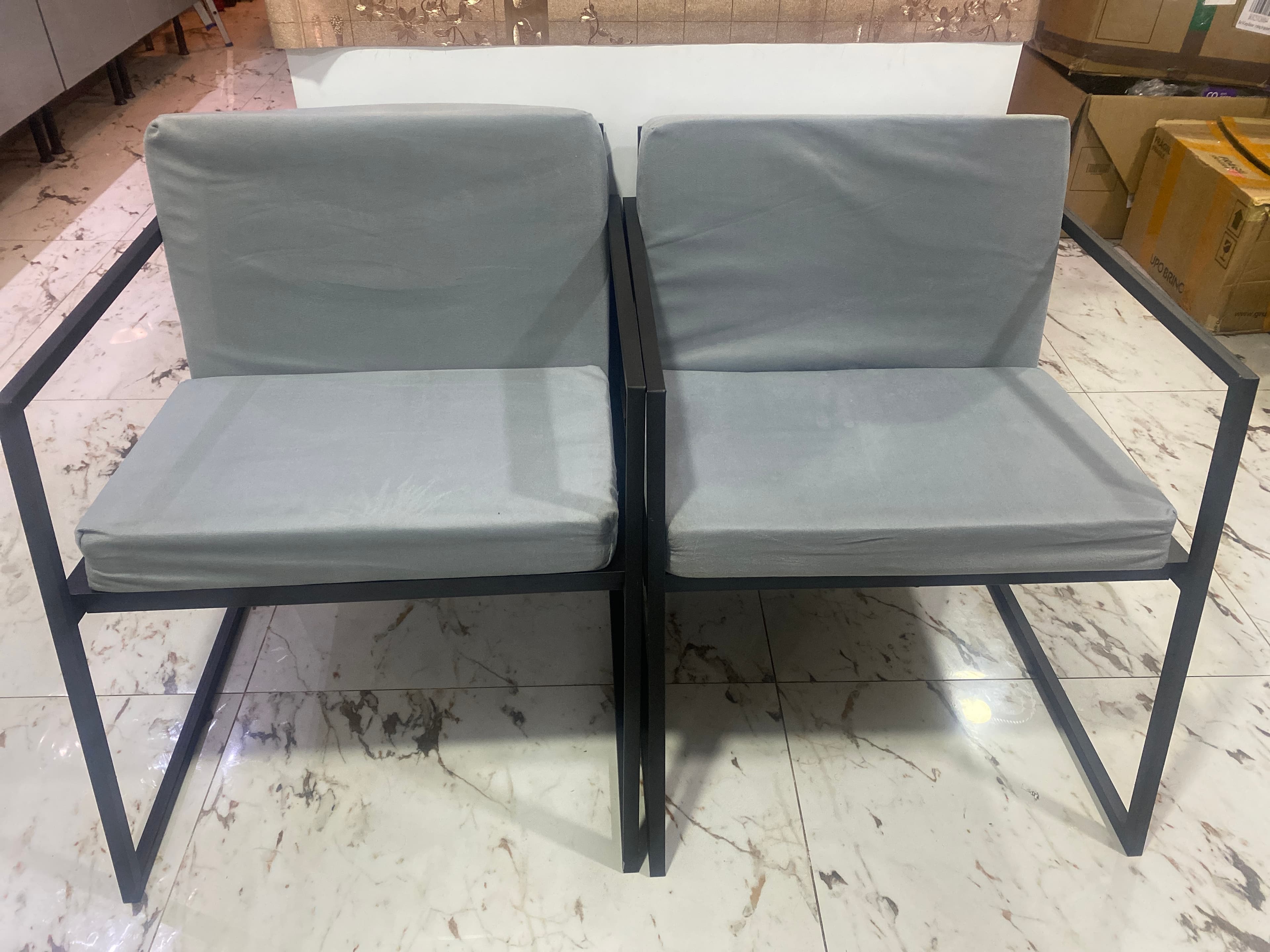 Conjunto Com 2 Cadeiras Poltronas Industriais - Design Moderno Com Estofado Suede Cinza E Estrutura Preta - 1