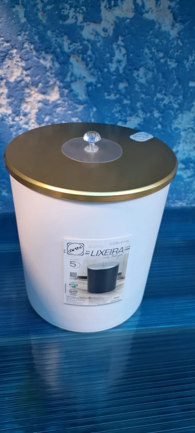 LIXEIRA ARTHI 5 LITROS COM TAMPA DE PLĂSTICO BRANCO/DOURADO DE R$ 36,00 POR - 1