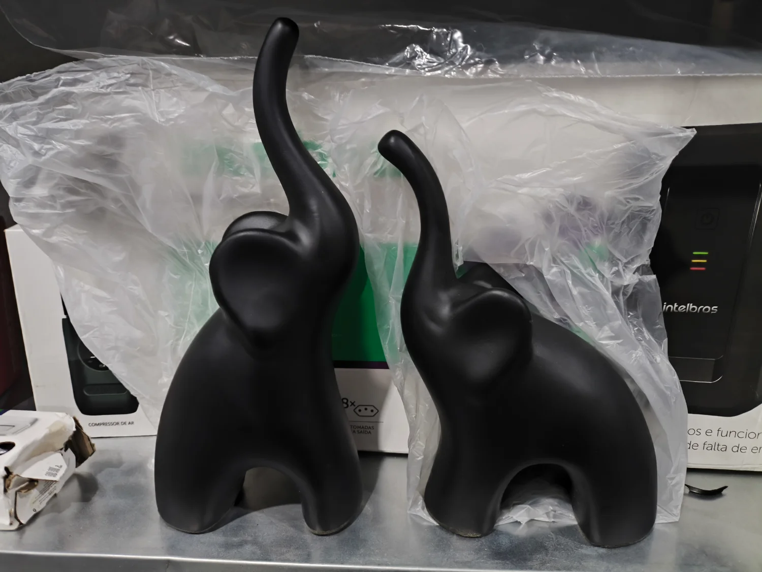 Escultura Elefantes De Cerâmica Decoração Enfeite Rack Sala O MAIOR 25 CM O MENOR 20 CM - 1
