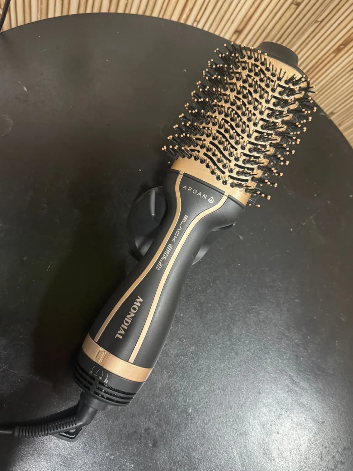 *PEÇA DE MOSTRUÁRIO* Escova modeladora Mondial Black gold - 1