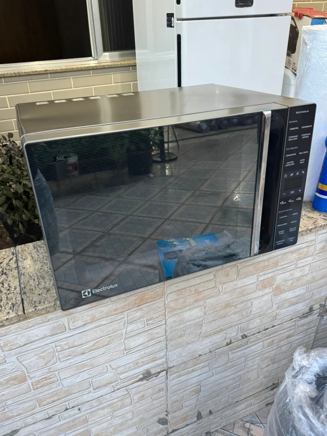 Forno de Micro-ondas Electrolux Efficient ME36S com Funções Fermentar e Manter Aquecido Prata - 36L - 110V - 2
