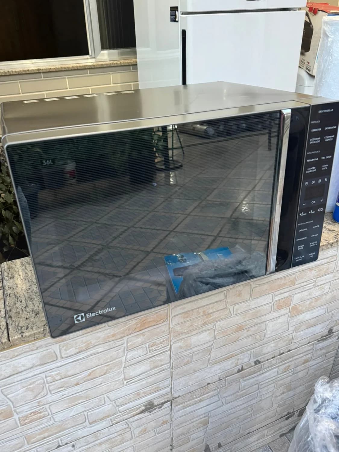 Forno de Micro-ondas Electrolux Efficient ME36S com Funções Fermentar e Manter Aquecido Prata - 36L - 110V - 1