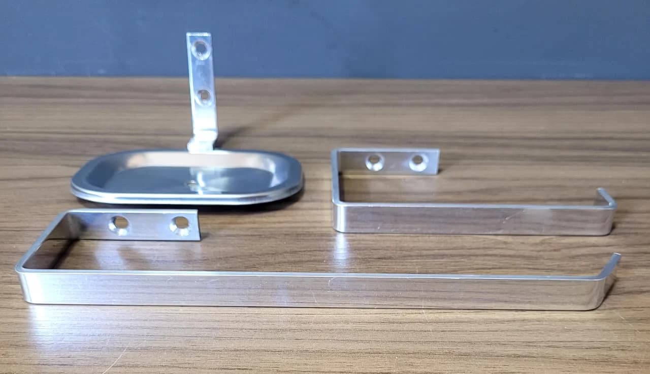 KIT 3 ÍTENS PARA BANHEIRO EM AÇO INOX ORIMA QUALIDADE (PAPELEIRA / SABONETEIRA / PORTA TOALHA) - 1