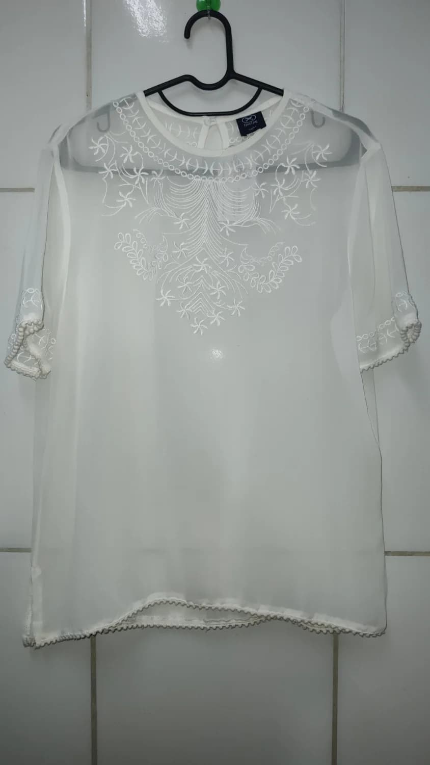BLUSINHA COM BORDADO HERING TAM. M - 1