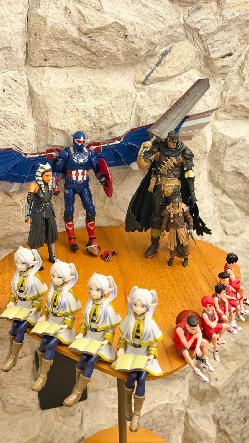 Lote de bonecos colecionáveis com Capitão América, Ahsoka Tano, Guts, Frieren e personagens de Slam Dunk, entre outras miniaturas. - 1