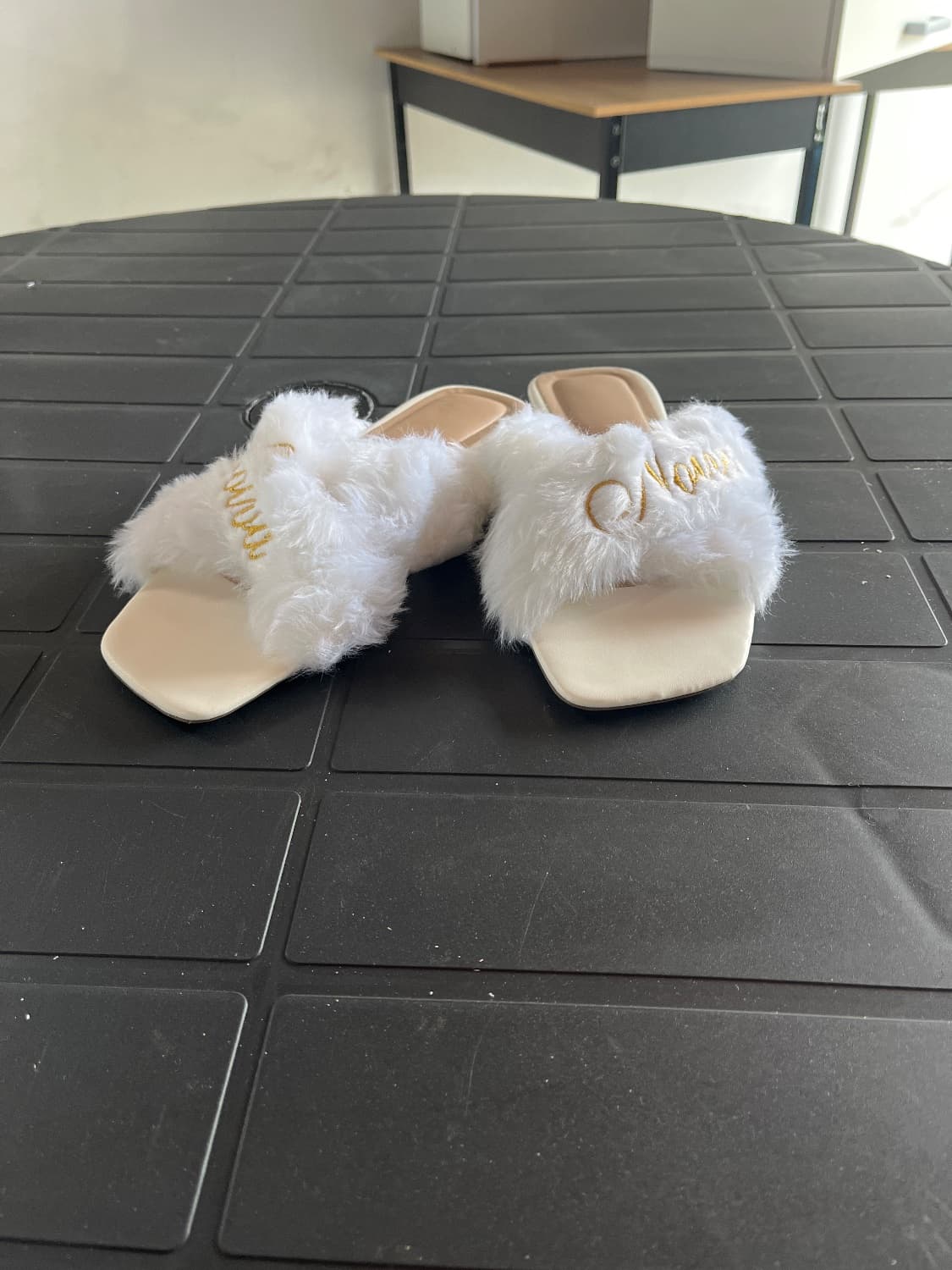Rasteira Pantufa Trançada Noiva - numero35 Pelúcia Branca Bordada - Confortável e Elegante - 2