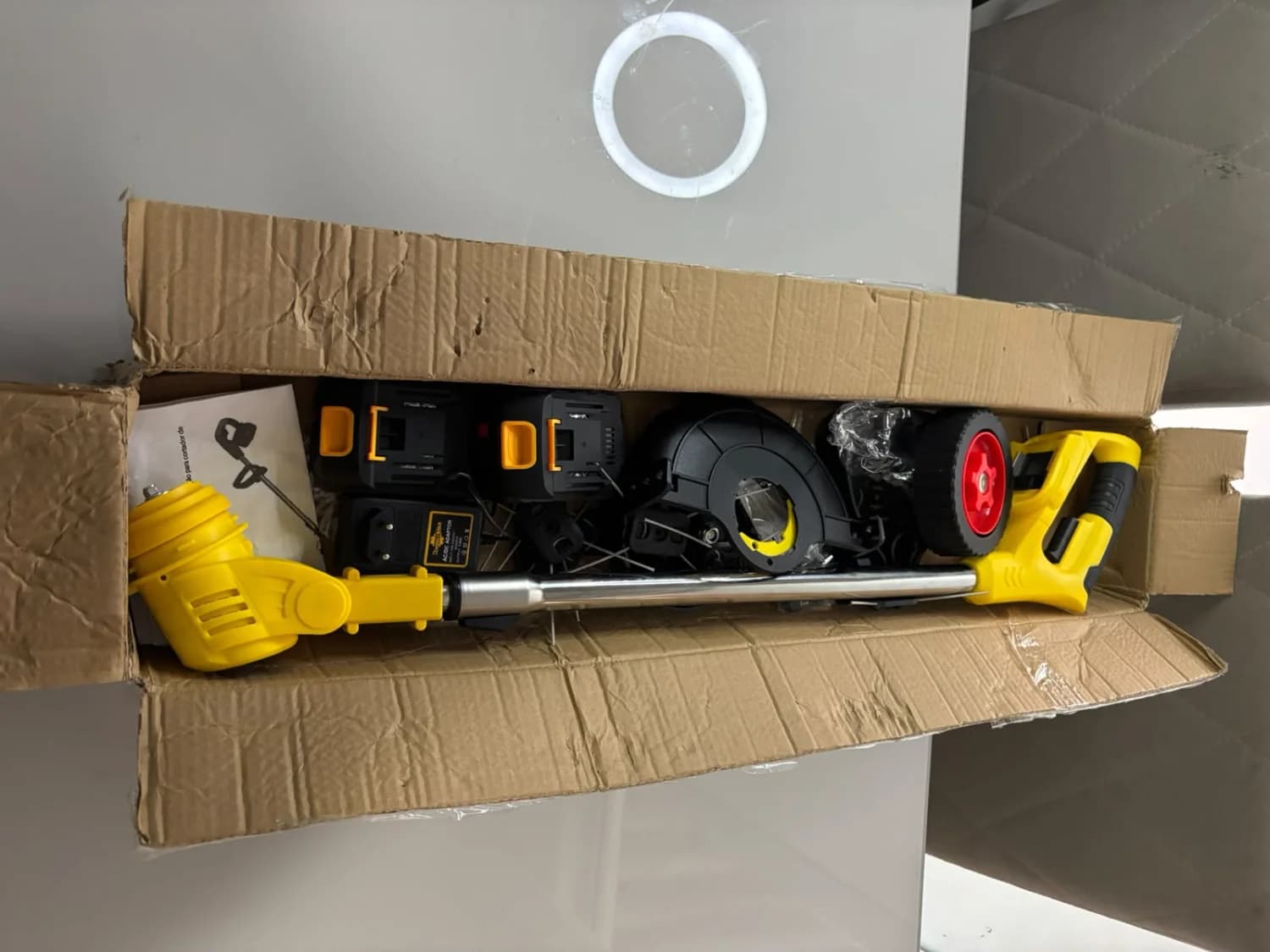 Cortador de Grama Elétrico sem Fio da marca Rhovixstar, que acompanha um kit completo de acessórios e 2 baterias. - 1