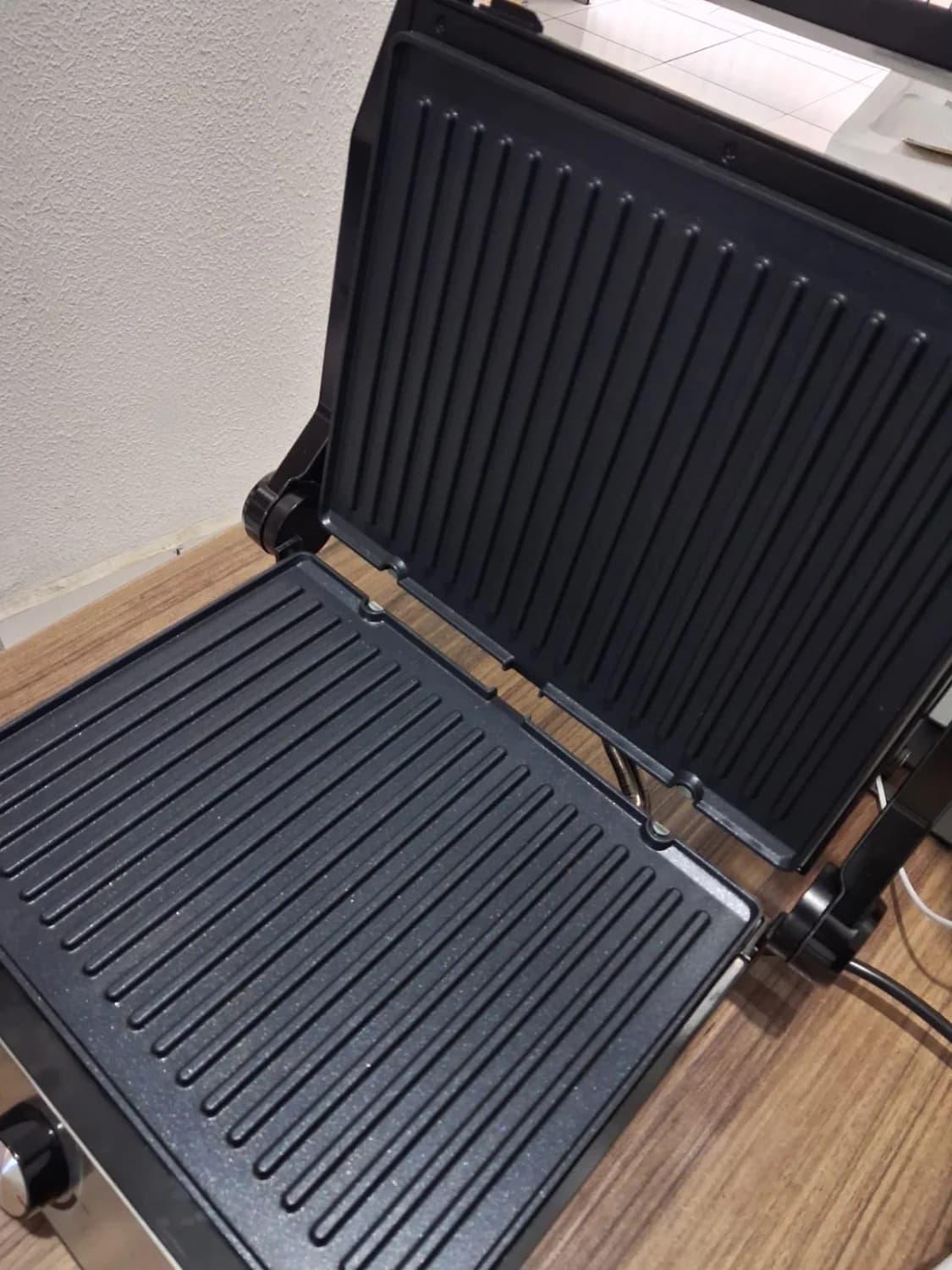 Grill e Sanduicheira Philco PGR50A 2 em 1 1500W 110V Abertura 180° - 6