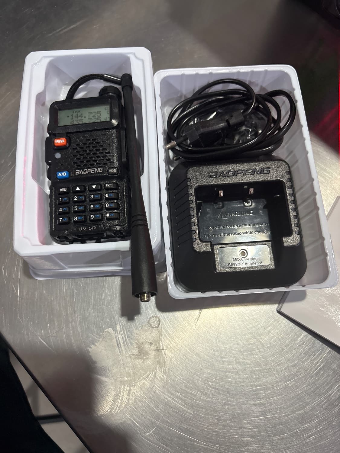 RÁDIO COMUNICADOR BAOFENG UV-5R PROFISSIONAL 8KM 128 CANAIS PRETO DUAL - 1