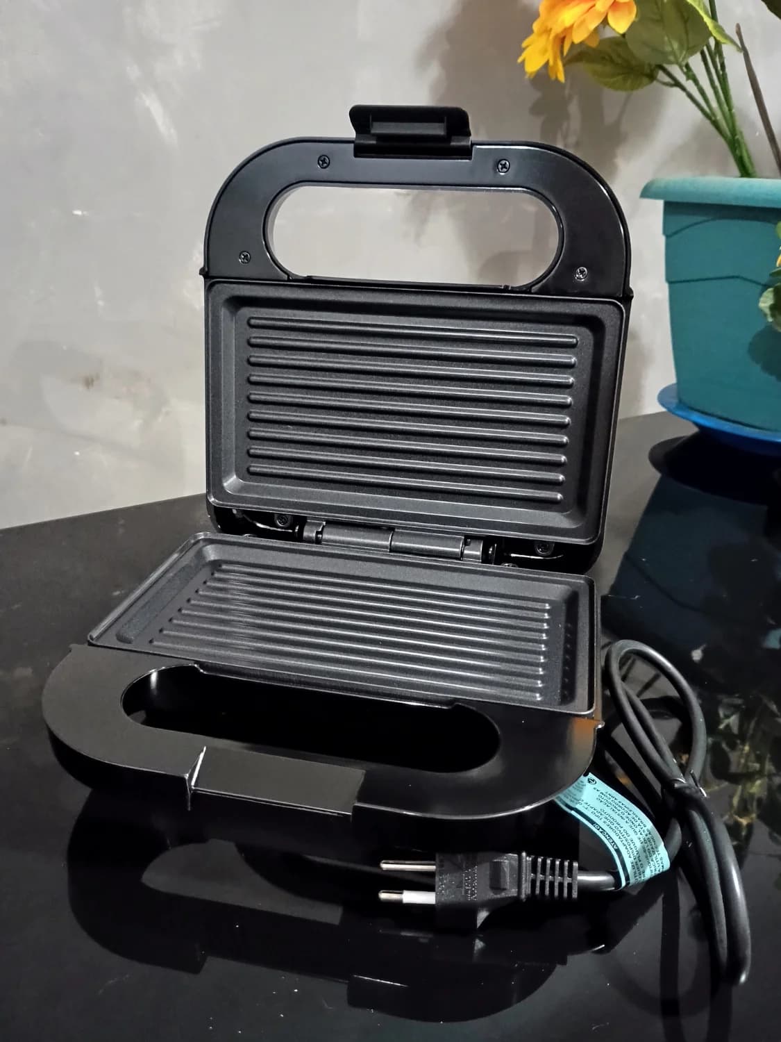 Sanduicheira e Grill Elétrica UNITERMI - 4