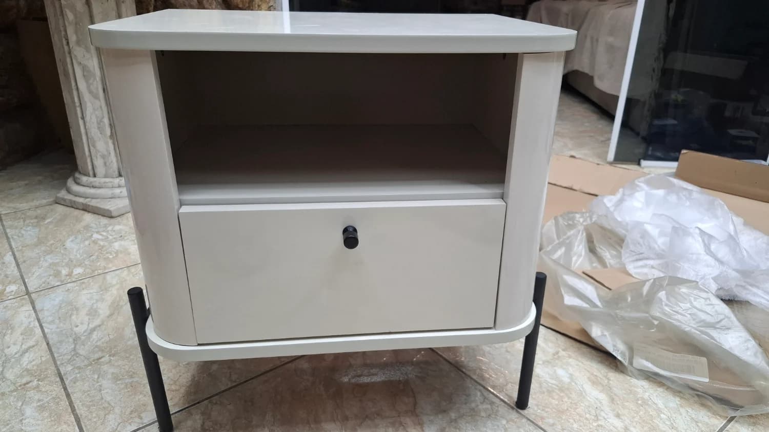 Mesa de cabeceira 1 gaveta Alt 45cm Lar 45 cm e Prof 33cm cor bege - 2